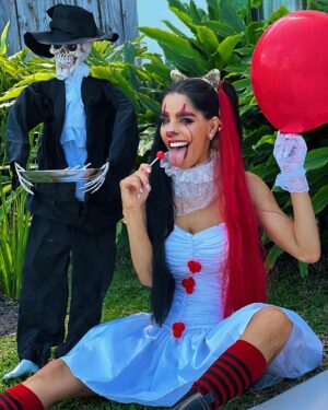 Gabriela Sari Instagram - Halloween Birthday🎃🎂👻🎉

Un poco del finde cumpleañero 
Familia, amigos ,el rédalo de la vida ♥️

Gracias por acompañarme siempre ☀️

@tarotrodante @wheniwishentretenimiento 
@sisucafeva @majomartincakes 
@annier_catering @cotillonmayoristaolivia 
@maguistyle_. @el.rincon.de.valentina