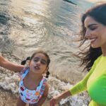 Gabriela Sari Instagram - Que alguien nos explique porque las vacaciones son el mensaje de voz en x2🥹🌊🌊🌊🐠🧜‍♀️🌞🇺🇾