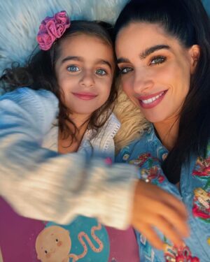 Gabriela Sari Instagram - Antes de nacer estabas unida a mi, a través de un cordón mágico! ✨Que transportó durante 9 meses todos los alimentos y el oxígeno q necesitabas para crecer y desarrollarte 💜
@matercell nos acompaña desde su nacimiento y para toda la vida dándonos acceso a la medicina regenerativa del presente y futuro 🙌
Hace poco nos hicieron llegar un regalo para poder compartir con ella la historia de nuestra decisión sobre guardar sus células madre. Deslizá el carrusel para ver el hermoso regalo. 
🥰Gracias por darnos un momento de lectura en familia
Con @rulo decidimos que íbamos a guardarlas para vos  bebita linda @donnasoy ♾
Gracias por protegernos siempre @matercell 
Www.matercell.com