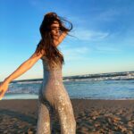 Gabriela Sari Instagram - Feliz añooo🤍🤍🤍arranquen con todo este 2024✨ Gracias por los buenos deseos y el amor, sean felices y siempre haciendo el bien, nada más valioso que ese mood El plateado es de @pupetete q amo