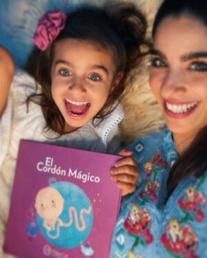 Gabriela Sari Instagram - Antes de nacer estabas unida a mi, a través de un cordón mágico! ✨Que transportó durante 9 meses todos los alimentos y el oxígeno q necesitabas para crecer y desarrollarte 💜
@matercell nos acompaña desde su nacimiento y para toda la vida dándonos acceso a la medicina regenerativa del presente y futuro 🙌
Hace poco nos hicieron llegar un regalo para poder compartir con ella la historia de nuestra decisión sobre guardar sus células madre. Deslizá el carrusel para ver el hermoso regalo. 
🥰Gracias por darnos un momento de lectura en familia
Con @rulo decidimos que íbamos a guardarlas para vos  bebita linda @donnasoy ♾
Gracias por protegernos siempre @matercell 
Www.matercell.com