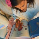 Gabriela Sari Instagram - Antes de nacer estabas unida a mi, a través de un cordón mágico! ✨Que transportó durante 9 meses todos los alimentos y el oxígeno q necesitabas para crecer y desarrollarte 💜 @matercell nos acompaña desde su nacimiento y para toda la vida dándonos acceso a la medicina regenerativa del presente y futuro 🙌 Hace poco nos hicieron llegar un regalo para poder compartir con ella la historia de nuestra decisión sobre guardar sus células madre. Deslizá el carrusel para ver el hermoso regalo. 🥰Gracias por darnos un momento de lectura en familia Con @rulo decidimos que íbamos a guardarlas para vos bebita linda @donnasoy ♾ Gracias por protegernos siempre @matercell Www.matercell.com