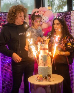 Gabriela Sari Instagram - El momento de los deseos 💜 concentración para q se hagan realidad
Esa mañana Donna me dijo ; siento que estoy viviendo en un dibujito, no me imagino cómo es ser grande en la vida real 🥹💘 (entonces pensé: venimos bien💪)

GRACIAS GRACIAS!!! Alucinante lo que hicieron este Domingo para Donna 💜💖💜💖 @poramor_amora tremenda Ambientacion 

Desde el montaje escenografico increíble que fue su Candy hasta todas las personas maravillosas que nos ayudaron a que todo fuera perfecto🙌🏼 @wheniwishentretenimiento con su animación de lujo ! Pasamos una tarde inolvidable de verdad
Lo que no quiero dejar de resaltar fue el detalle tan real y al mismo tiempo tan mágico que le pusiste Romi😍 genia absoluta. Detalles por doquier , una pastelería decorativa soñada, muñecas gigantes de no creer, todo tan real!!. El Candy lleno de globos @globospartynataly golosinas @partydecoarg !!Una torta increibleee! Y para cada peque invitado habian preparado unas valijitas con crayones y dibujos para pintar a mano @memydeni , individuales vasos en la gama de colores, pero lo mas hermoso, una caja gigante para meterse adentro y sentirse una muñeca Lol. A @gabrielaojedafotografa 📸incondicional retratando cada momento 

Tambien quiero agradecer a los proveedores que estuvieron presentes hicieron que este cumpleaños tenga tantos detalles: 🌸 @linosdecoyflores 
Shimmer @merakiando.fest 
Inflable @diegosinflables 🍰 @majomartincakes 
♥️ @magicland.plazas @contentidad_pinatas @lucero_mobiliario_para_eventos 
🍿 @lunanegraeventos catering @sisucafeva