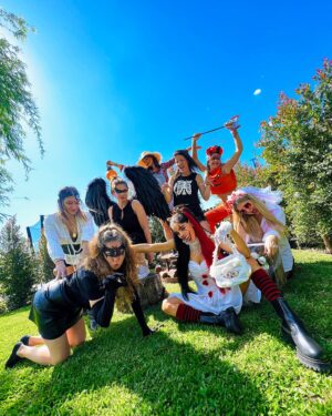 Gabriela Sari Instagram - Halloween Birthday🎃🎂👻🎉

Un poco del finde cumpleañero 
Familia, amigos ,el rédalo de la vida ♥️

Gracias por acompañarme siempre ☀️

@tarotrodante @wheniwishentretenimiento 
@sisucafeva @majomartincakes 
@annier_catering @cotillonmayoristaolivia 
@maguistyle_. @el.rincon.de.valentina