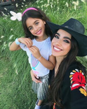 Gabriela Sari Instagram - Que tengan muy felices pascuas 🐰🫶

Esquivando mosquitos salimos a buscar huevos 🙌🏼
Mi vestido del amor 
@santabohemia ♥️