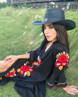Gabriela Sari Instagram - Que tengan muy felices pascuas 🐰🫶

Esquivando mosquitos salimos a buscar huevos 🙌🏼
Mi vestido del amor 
@santabohemia ♥️