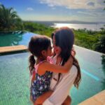 Gabriela Sari Instagram - Hoy y ayer 😍mismo lugar 4 años atrás☀️ Cuando escuchen que dicen; pasa rápido el tiempo, crean porque así es! Mientras.. quiero disfrutar los atardeceres con vos, escuchar tus historias y que escuches las mías , que ríamos juntas y nos escondamos allá atrás , en el horizonte, donde descubro el color de tus ojos , el color del infinito. Te amo Donna, mi bebita hermosa verte crecer 🙏🏼es lo más lindoo de la vida 💕💕💕