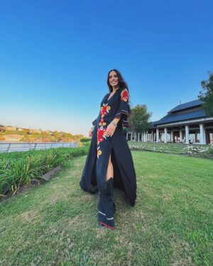 Gabriela Sari Instagram - Que tengan muy felices pascuas 🐰🫶

Esquivando mosquitos salimos a buscar huevos 🙌🏼
Mi vestido del amor 
@santabohemia ♥️