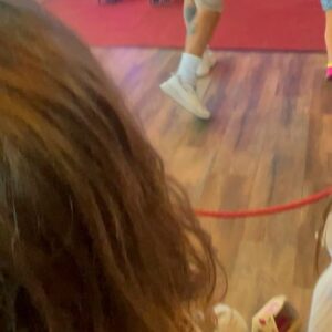 Gabriela Sari Instagram - El momento de los deseos 💜 concentración para q se hagan realidad
Esa mañana Donna me dijo ; siento que estoy viviendo en un dibujito, no me imagino cómo es ser grande en la vida real 🥹💘 (entonces pensé: venimos bien💪)

GRACIAS GRACIAS!!! Alucinante lo que hicieron este Domingo para Donna 💜💖💜💖 @poramor_amora tremenda Ambientacion 

Desde el montaje escenografico increíble que fue su Candy hasta todas las personas maravillosas que nos ayudaron a que todo fuera perfecto🙌🏼 @wheniwishentretenimiento con su animación de lujo ! Pasamos una tarde inolvidable de verdad
Lo que no quiero dejar de resaltar fue el detalle tan real y al mismo tiempo tan mágico que le pusiste Romi😍 genia absoluta. Detalles por doquier , una pastelería decorativa soñada, muñecas gigantes de no creer, todo tan real!!. El Candy lleno de globos @globospartynataly golosinas @partydecoarg !!Una torta increibleee! Y para cada peque invitado habian preparado unas valijitas con crayones y dibujos para pintar a mano @memydeni , individuales vasos en la gama de colores, pero lo mas hermoso, una caja gigante para meterse adentro y sentirse una muñeca Lol. A @gabrielaojedafotografa 📸incondicional retratando cada momento 

Tambien quiero agradecer a los proveedores que estuvieron presentes hicieron que este cumpleaños tenga tantos detalles: 🌸 @linosdecoyflores 
Shimmer @merakiando.fest 
Inflable @diegosinflables 🍰 @majomartincakes 
♥️ @magicland.plazas @contentidad_pinatas @lucero_mobiliario_para_eventos 
🍿 @lunanegraeventos catering @sisucafeva