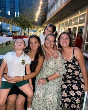 Gabriela Sari Instagram - Sos egresada mi amor @donnasoy 🫠💕💜❤️ llegó el día de dar un salto más 💪Nos espera 1er grado! Superando obstáculos, entre ellos una pandemia, cuarentena, seguimos avanzando, que seas siempre Feliz Donna  preciosa , buena compañera . Te amamos, gracias por enseñarnos tantoo🌈
Hermoso verte abrazar así a tus maestras 🤍