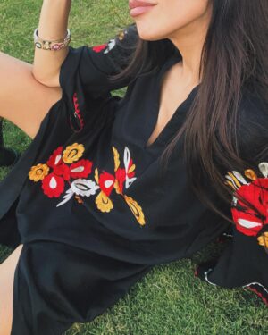 Gabriela Sari Instagram - Que tengan muy felices pascuas 🐰🫶

Esquivando mosquitos salimos a buscar huevos 🙌🏼
Mi vestido del amor 
@santabohemia ♥️