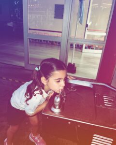 Gabriela Sari Instagram - Sos egresada mi amor @donnasoy 🫠💕💜❤️ llegó el día de dar un salto más 💪Nos espera 1er grado! Superando obstáculos, entre ellos una pandemia, cuarentena, seguimos avanzando, que seas siempre Feliz Donna preciosa , buena compañera . Te amamos, gracias por enseñarnos tantoo🌈 Hermoso verte abrazar así a tus maestras 🤍