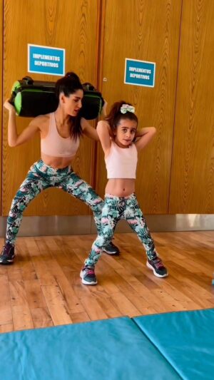 Gabriela Sari Instagram - Donna me dijo que hoy quería entrenar conmigo, Así que la desafié con esta rutina ! 
Creen que cumplió el objetivo ?! 💪😬 🤍compartir buenos hábitos