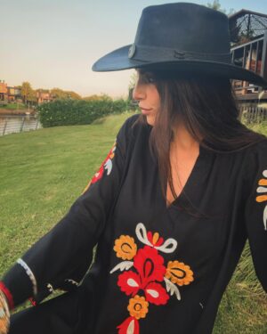 Gabriela Sari Instagram - Que tengan muy felices pascuas 🐰🫶

Esquivando mosquitos salimos a buscar huevos 🙌🏼
Mi vestido del amor 
@santabohemia ♥️