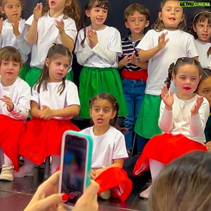 Gabriela Sari Instagram - Estoy derretida 🫠 Hoy último Concert de Jardín ♥️ Donna k5🐧 Mucha emoción verte crecer así. Me convertís en la mamá más feliz del planeta cuando te veo sonreír así 😍Te amo teamO Te Amoooo