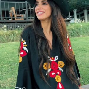 Gabriela Sari Instagram - Que tengan muy felices pascuas 🐰🫶 Esquivando mosquitos salimos a buscar huevos 🙌🏼 Mi vestido del amor @santabohemia ♥️