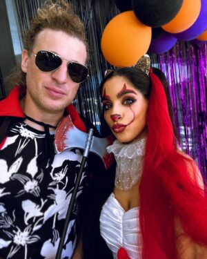 Gabriela Sari Instagram - Halloween Birthday🎃🎂👻🎉

Un poco del finde cumpleañero 
Familia, amigos ,el rédalo de la vida ♥️

Gracias por acompañarme siempre ☀️

@tarotrodante @wheniwishentretenimiento 
@sisucafeva @majomartincakes 
@annier_catering @cotillonmayoristaolivia 
@maguistyle_. @el.rincon.de.valentina