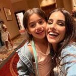 Gabriela Sari Instagram - música papelitos & amor ♾️ Me esperó la mejor sonrisa del mundo mundial😍 en @enjoypuntadeleste Kids Club, de ahí nos fuimos a tomar heladoooo bebeee💪😎💋fin de fiesta Gracias @javiazcurra por recibirnos con tanto cariño! Los queremos 🇺🇾💘 Mi elegido by @pupetete