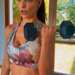 Gabriela Sari Instagram - Rutina del bien! Este tipo de ejercicios son los que prefiero, combinando brazos piernas& glúteos a la vez. Se viene el frío, ahora vas a tener que salir sin pensar y lograr hacer esa rutina que te hace bien, te despeja y te pone fuerte💪🧡☀️cada uno a su ritmo pero hagan la prueba de hacerla, después me cuentan cómo les va ✨hermosa mitad de semana 🍃