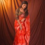 Gabriella Charlton Instagram - Last set of pictures 🤎 Saree & blouse @sdduniqueboutique_97 Photography- @sathyaphotography3 @shineebee_photography Makeup - @makeup_by_kez Hair - @banuhairstylist 📍@kezmakeupstudioandacademy