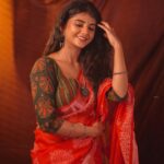 Gabriella Charlton Instagram - Last set of pictures 🤎 Saree & blouse @sdduniqueboutique_97 Photography- @sathyaphotography3 @shineebee_photography Makeup - @makeup_by_kez Hair - @banuhairstylist 📍@kezmakeupstudioandacademy