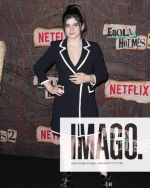 Gabriella Pizzolo Instagram - the game is afoot! special thanks to @aliceandolivia and @netflix for a mysterious night #enolaholmes2