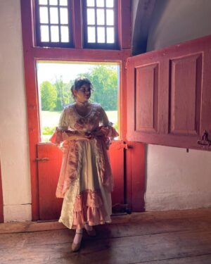 Gabriella Pizzolo Instagram - on set in the 90s… the 1790s!