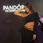 Gaby Espino Instagram - Y de nuevo la noche de anoche…. Gracias @theofficialpandora por una experiencia espectacular! Celebrando el lanzamiento de su nueva colección #LabGrownDiamonds 💎🖤 . . @puntoentmx @karlabstyle @weshopu @tatanmiami @leonelmakeup