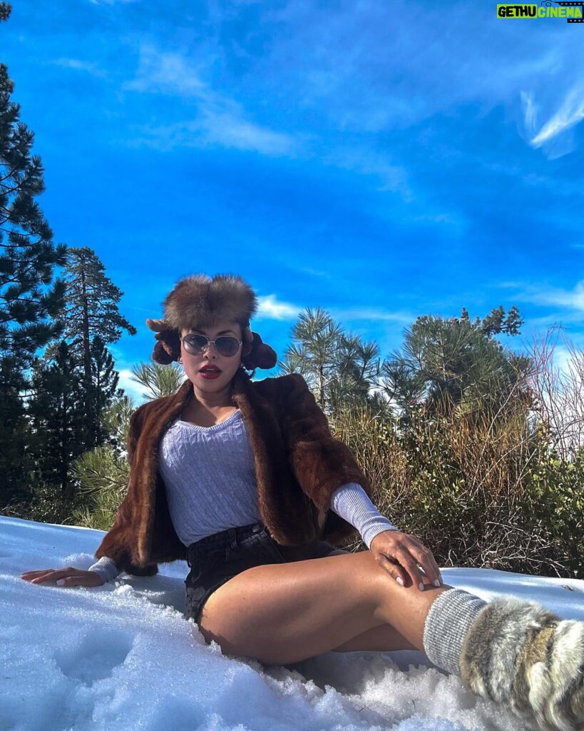 Gaby Ramirez Instagram - Cada año espero con ansias la nieve ❄️!! Quizá por que cuando era niña era un sueño poder conocerla . #sky #snow #time #travelphotography #travelblogger #travel #enjoy #enjoysnow #gabyramirez