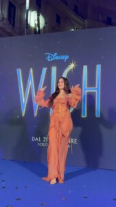 Gaia Gozzi Instagram - Venerdì sera c’è stata la prima italiana di #WISH e io sono abbastanza certa di non essermi ancora ripresa dall’emozione. È un onore prestare la voce ad Asha, la nuova impavida ed ottimista eroina @disneyit, che per il centenario del nostro mondo incantato preferito, ci ricorda quanto sia importante rincorrere la luce che giace dentro di noi e che dona un senso vero e proprio alle nostre vite. Il Sogno. Ci vediamo il 21 dicembre al cinema, nel frattempo chiudete gli occhi ed esprimete un desiderio ✨