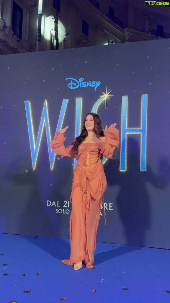 Gaia Gozzi Instagram - Venerdì sera c’è stata la prima italiana di #WISH e io sono abbastanza certa di non essermi ancora ripresa dall’emozione. È un onore prestare la voce ad Asha, la nuova impavida ed ottimista eroina @disneyit, che per il centenario del nostro mondo incantato preferito, ci ricorda quanto sia importante rincorrere la luce che giace dentro di noi e che dona un senso vero e proprio alle nostre vite. Il Sogno. Ci vediamo il 21 dicembre al cinema, nel frattempo chiudete gli occhi ed esprimete un desiderio ✨