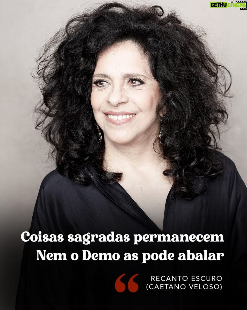 Gal Costa Instagram - “Espírito é o que enfim resulta De corpo, alma, feitos: cantar” 🎶 Recanto Escuro (Caetano Veloso) Foto: @andreschiliro #GalCosta #EquipeGal #Recanto