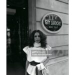 Gal Costa Instagram - 🇫🇷 Gal tornou-se um ícone não só na música, como também na moda. Sua imagem sempre transbordou uma mistura única de sensualidade, exuberância e uma pitada de rebeldia. Até hoje os seus looks são amplamente reproduzidos e reinterpretados nas passarelas e nas ruas. Em 07 de maio de 1982, após turnê em Israel, Gal Costa visitou o ateliê de @guylarocheparis em Paris, um dos mais importantes nomes da alta costura internacional. Fotos: Bertrand Laforêt / Gamma / @gettyimages #GalCosta #EquipeGal