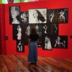 Gal Costa Instagram - 😍 Um programão para os cariocas! #Repost @dudaiannuzzi NOVIDADE NO RIO: EXPOSIÇÃO “BLOCO DO PRAZER” ❤️🎉 Os versos de Fausto Nilo e Moraes Moreira eternizados na canção interpretada por Gal Costa serviram como fonte de inspiração para a nova exposição do Museu de Arte do Rio. “Bloco do Prazer”, título da música lançada em 1982, dá nome à mostra que apresenta ao público festas e celebrações que configuram momentos de alegria, catarse, transe e desejo da cultura brasileira. 👏🏼 Apresentando também a reflexão da festa no sentido social, os ritos de passagem e a relação com o corpo, a nova mostra se divide em duas salas e dois momentos. A primeira sala expositiva apresenta festas tradicionais, populares e religiosas pelo Brasil, enquanto a segunda sala é pautada na relação do corpo e do prazer. 🎊 A exposição tem curadoria de Marcelo Campos, Amanda Bonan, Thayná Trindade, Amanda Rezende, Jean Carlos Azuos e do curador convidado Bitú Cassundé. :) 📲Informações:  EXPOSIÇÃO: “Bloco do Prazer” 📍Praça Mauá, 5 - Centro, Rio de Janeiro 🗓️ Até dia 11 de agosto de 2024 🎟️ Inteira 20,00 | Meia 10,00 🕐 Terça a domingo | 11h às 18h (última entrada às 17h) #GalCosta #EquipeGal