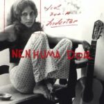 Gal Costa Instagram – ‘Nenhuma Dor’, álbum comemorativo dos 75 anos de Gal Costa, teve lançamento oficial em 12 de fevereiro de 2021, com edições em vinil e CD.

‘Nenhuma Dor’ nasceu como projeto digital durante a pandemia e trazia dez duetos de Gal com os brasileiros Rodrigo Amarante, Seu Jorge, Silva, Criolo, Rubel, Tim Bernardes, Zé Ibarra e Zeca Veloso; e ainda duetos com o português António Zambujo e com o uruguaio Jorge Drexler. Com concepção e direção geral de @marcuspreto, o projeto foi o último álbum de Gal. 

Marcus Preto comentou: “Em meio à pandemia, em maio ou junho do ano passado, Gal me telefonou. Sentia que, nesses dias tão vagos de definição, um público mais jovem do que o habitual estava dando tratamento especialmente afetuoso aos artistas da sua geração. A meninada chegou mais perto do trabalho dela, do de Caetano, Milton, Gil, Chico, Bethânia. Comentei que a sensação dela estava correta e era amparada por números: nunca se consumiu tanta música de catálogo no mundo quanto agora, na quarentena. Canções que a gente já tinha na memória do afeto, trilhas de melhores e mais esperançados tempos passados, voltavam potentes para nos dar estrutura diante das incertezas. “Isso me dá ainda mais vontade de trabalhar, de cantar para as pessoas. Você não acha que a música cura?”, ela perguntou. Era o sinal de que algo estava começando.”

O vinil em edição limitada pela @revistanoize e o CD saiu pela @biscoitofino e encontra-se à venda no site www.biscoitofino.com.br 

#GalCosta #Gal75 #NenhumaDor #EquipeGal