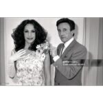 Gal Costa Instagram - 🇫🇷 Gal tornou-se um ícone não só na música, como também na moda. Sua imagem sempre transbordou uma mistura única de sensualidade, exuberância e uma pitada de rebeldia. Até hoje os seus looks são amplamente reproduzidos e reinterpretados nas passarelas e nas ruas. Em 07 de maio de 1982, após turnê em Israel, Gal Costa visitou o ateliê de @guylarocheparis em Paris, um dos mais importantes nomes da alta costura internacional. Fotos: Bertrand Laforêt / Gamma / @gettyimages #GalCosta #EquipeGal
