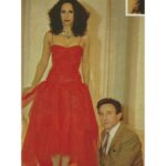 Gal Costa Instagram - 🇫🇷 Gal tornou-se um ícone não só na música, como também na moda. Sua imagem sempre transbordou uma mistura única de sensualidade, exuberância e uma pitada de rebeldia. Até hoje os seus looks são amplamente reproduzidos e reinterpretados nas passarelas e nas ruas. Em 07 de maio de 1982, após turnê em Israel, Gal Costa visitou o ateliê de @guylarocheparis em Paris, um dos mais importantes nomes da alta costura internacional. Fotos: Bertrand Laforêt / Gamma / @gettyimages #GalCosta #EquipeGal