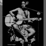 Gal Costa Instagram - Fotos icônicas da carreira da Gal estão na reedição do livro “Thereza Eugênia Portraits” pela @editoramotriz. Com organização de Augusto Lins Soares e apresentação do escritor imortal Antônio Cícero (que também está no livro, ao lado da irmã, a cantora Marina Lima), “Thereza Eugênia Portraits” chega agora em edição de luxo com capa dura com luva e impressão tritone. As quase duzentas páginas deste livro trazem fotos de Caetano Veloso, Gal Costa e Maria Bethânia (os mais retratados por Thereza), além de Roberto Carlos, Gilberto Gil, Chico Buarque, Clara Nunes, Rita Lee, Alcione, Ney Matogrosso, Simone, Raul Seixas, Nana Caymmi, Fafá de Belém, entre muitos outros. As fotos revelam a intimidade dos artistas, os bastidores dos shows e muitos momentos únicos que somente uma artista com a sensibilidade de @therezaeugenia poderia captar. Um verdadeiro tesouro para os amantes da música brasileira, concordam? #GalCosta #EquipeGal #TherezaEugenia