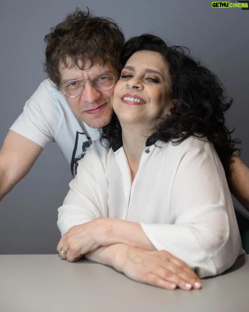 Gal Costa Instagram - Feliz aniversário, @marcuspreto ! 🎂🎈 Hoje celebramos não apenas o seu aniversário, mas também a incrível jornada de parceria e amizade que Marcus Preto construiu ao longo de 9 anos, ao lado da rainha Gal Costa. Diretor artístico responsável pela produção musical dos discos e shows da Gal, sua contribuição para a carreira de Gal vai além da música, é um legado de reconexão e renovação. Preto, que este novo ciclo seja repleto de mais sucessos, alegrias e realizações. Feliz dia! #GalCosta #EquipeGal