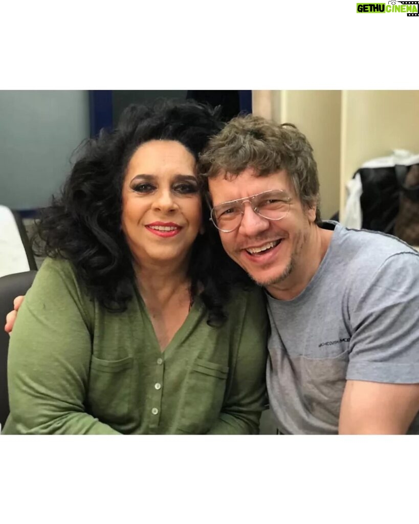 Gal Costa Instagram - Feliz aniversário, @marcuspreto ! 🎂🎈 Hoje celebramos não apenas o seu aniversário, mas também a incrível jornada de parceria e amizade que Marcus Preto construiu ao longo de 9 anos, ao lado da rainha Gal Costa. Diretor artístico responsável pela produção musical dos discos e shows da Gal, sua contribuição para a carreira de Gal vai além da música, é um legado de reconexão e renovação. Preto, que este novo ciclo seja repleto de mais sucessos, alegrias e realizações. Feliz dia! #GalCosta #EquipeGal