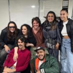 Gal Costa Instagram - 2 anos! Em abril de 2022, Gal participou do festival @rockthemountain, nos dias 17 e 24/04, em Itaipava (RJ). Muita festa e alegria no camarim nos dois dias de apresentação no festival. “Eu acho importante devolver, retribuir essa nova geração. Eles bebem na minha fonte, assim como eu me influenciei por outros artistas”, comentou Gal. 🤩 Fotos: @giovanachanley #GalCosta #RockTheMountain #EquipeGal