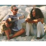 Gal Costa Instagram - Hoje é dia de Macalé! O amigo, parceiro e ex-sócio @jardsmacale completa hoje 81 anos. Além de compor canções emblemáticas gravadas por Gal, Macalé também dirigiu seus shows. Com Capinan, Paulinho da Viola e Gal Costa, Jards Macalé criou a empresa Tropicarte. A agência fora pensada para administrar os espetáculos dos seus fundadores, mas Gal era “a única que ganhava grana”, diz Jards. “O Paulinho da Viola não aguentou muito, não, saiu logo porque viu que aquilo era maluquice.” Jards e Capinan, em todo caso, continuaram produzindo os shows de Gal – que também gravou composições da dupla, como “Pulsars e Quasars”, presente no disco Gal, de 1969. “É um sub-blue, uma supercanção de amor gravada num disco voador de tampa de panela, um disco voador daqueles que só existem na revista O Cruzeiro”, definiu Caetano em texto para O Pasquim. Mas o auge da parceria veio com a turnê Fatal, dirigida pelo poeta Waly Salomão e registrada no álbum ao vivo Fa-Tal – Gal a Todo Vapor, de 1971. É nele que está a versão da cantora para “Vapor Barato”, de Jards e Salomão, um clássico absoluto da música brasileira. Os shows foram lendários, com performances que eram ao mesmo tempo sedutoras e combativas – uma explosão de ideias coloridas dentro do sistema militar, que tentava impor o preto & branco. Feliz aniversário, Jards Macalé! Fonte: Trecho escrito pelo jornalista Paulo Terron para Ocupação #EquipeGal #GalCosta