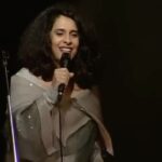 Gal Costa Instagram - ☀️ Hoje a “Cidade Maravilhosa” comemora 459 anos! Gal teve uma relação forte com o Rio de Janeiro: a cantora viveu mais de 20 anos na cidade. Assim que chegou no Rio, Gracinha foi morar no Solar da Fossa, uma pensão de 85 apartamentos em Botafogo, onde hóspedes e frequentadores eram Paulinho da Viola, José Wilker, Chico Buarque, Tim Maia, Paulo Coelho, entre outros. Depois se mudou para o apartamento da Estrada do Tambá, que hoje é chamada de Avenida Presidente João Goulart. Nos anos 70, Gal chegou a “batizar” as dunas formadas em 1972, na época da construção do emissário submarino de Ipanema.O local era ponto de encontro da artistas, intelectuais e surfistas e passou a ser chamado de Dunas da Gal porque a cantora batia ponto por lá. Na mesma época, Gal estava em cartaz com seu show “Fa-Tal” em Copacabana. Gal também morou na Barra da Tijuca, zona oeste da cidade, onde era a casa com a famosa boca da cantora no fundo da piscina e depois mudou-se para São Conrado. Parabéns, Rio de Janeiro, pelos seus 459 anos! #GalCosta #EquipeGal