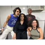 Gal Costa Instagram - 2 anos! Em abril de 2022, Gal participou do festival @rockthemountain, nos dias 17 e 24/04, em Itaipava (RJ). Muita festa e alegria no camarim nos dois dias de apresentação no festival. “Eu acho importante devolver, retribuir essa nova geração. Eles bebem na minha fonte, assim como eu me influenciei por outros artistas”, comentou Gal. 🤩 Fotos: @giovanachanley #GalCosta #RockTheMountain #EquipeGal