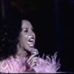 Gal Costa Instagram - 🎸Hoje é o Dia do Guitarrista. As guitarras sempre estiveram muito presentes nos álbuns e shows da Gal, desde o psicodélico álbum homônimo de 1969. Mas não tem como falar em guitarra e não lembrar de uma das cenas mais marcantes da TV brasileira. Durante a gravação do programa especial da TV Globo “Grandes Nomes”, em 1981 no Teatro Fênix, Gal fez um duelo icônico com a guitarra elétrica tocada pelo jovem @victorbiglione. Biglione lembra que o número exibido na TV já fazia parte do show do disco Gal Tropical, na performance de “Meu Nome é Gal”. A inspiração veio da banda de rock britânica Led Zeppelin”: “Foi muito natural a gente reproduzir o que faziam Jimmy Page (guitarra) e Robert Plant (vocal). O que aconteceu foi algo muito marcante para mim. Eu vou na última nota da guitarra, e ela acompanha”, relembra o guitarrista. Parabéns a todos os guitarristas! 🎸🤘 Fonte: BBC #GalCosta #DiaDoGuitarrista #EquipeGal