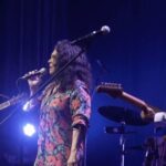 Gal Costa Instagram - Há 6 anos, em 09 de março de 2018, chegava às lojas o CD duplo do #TrincadeAses. A moça, o rapaz maduro calejado pela idade e o menino impetuoso e viril. Gal Costa, Gilberto Gil e Nando Reis são apresentados assim em “Trinca de ases”, CD e DVD ao vivo recheado de sucessos que fizeram parte da vida dos 3 artistas. A reunião foi realizada pela primeira vez em 2017, em Brasília, em homenagem ao centenário de Ulysses Guimarães – idealizada pelo jornalista Jorge Bastos Moreno. Naquela noite de caráter especial, realizada quase sem ensaio, mostrou-se a potência da união: o diálogo dos violões de Gil e Nando, a voz de Gal revendo as canções do amigo baiano e revelando outras cores da estranheza pop do paulistano e sua “música ruiva”, que ela nunca tinha cantado. No Trinca esta potência aparece lapidada – e ampliada. Além de estarem os três o tempo inteiro no palco, em todas as formações vocais possíveis (trios, duetos e solos), eles têm o reforço de dois músicos: o baixista Magno Brito e o percussionista baiano Kainan. Como os três mosqueteiros eram quatro, a Trinca de Ases tem cinco em sua composição. – Tenho uma longa relação com Gil, mas quando Nando entra isso já vira outra coisa. Vou cantar coisas de Gil que nunca gravei – anunciou Gal, referindo-se a um roteiro que vinha cheio de surpresas. – Eu e Gil temos essa coisa de nos lançarmos nos abismos musicais. O arrojo é algo nosso. O arrojo de três mosqueteiros, a leveza de três patetas, a grandeza de três poetas – Trinca de Ases, enfim, lançada à mesa. No site da @biscoitofino você encontra o CD e DVD Duplo do Trinca de Ases. Link na bio. #GalCosta #NandoReis #GilbertoGil #EquipeGal #BiscoitoFino