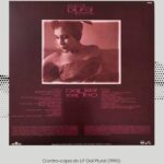 Gal Costa Instagram - #TBT No Centro Cultural Óscar Ramos, em Manaus, está a exposição permanente de quadros, croquis, fotografias e outros objetos de Óscar Ramos, artista gráfico que produziu, entre as décadas de 1970 e 1990, capas de LPs de artistas como Gal, Bethânia, Gil e Caetano.  Produzido por Léo Gandelman, com concepção e repertório por Waly Salomão, “Plural” (1990) é o 22° álbum de Gal. Sua capa e o encarte são mais uma obra legada por Óscar Ramos à história do design discográfico brasileiro. O artista, que já havia colaborado no icônico “Fa-Tal” (1971), junto com Luciano Figueiredo, também assinou a capa de “Baby Gal”, em 1983. O relato em detalhes sobre a concepção de “Plural” é mais uma das raridades expostas no Centro Cultural. “Foi possivelmente, até agora, o trabalho que mais exigiu de mim e me envolveu mais do que comumente. Recebi o recado de Gal por meio de Waly e fui encontrá-la no estúdio de gravação: longas conversas sobre o disco, sobre suas intenções, sobre aquele momento de sua vida. Ela estava linda, super sensual, super tranquila. Seu cabelo era tão perfumado e sedoso, eu ficava horas olhando para ela Heddy Lamar-Dalila-bahiana-pensando no que fazer”, descreve no manuscrito. Óscar foi buscar inspiração em obras do amigo Hélio Oiticica, mais especificamente na capa que ele criou para o disco “Legal” (1970), também de Gal Costa, e na série “Metaesquemas”, composta por obras abstratas a partir de formas geométricas e espaços. “Havia algum tempo já, depois de tanto meditar sobre o metaesquema, que me familiarizara com a projeção ortogonal e espelhada do mesmo. E o que fiz foi exatamente isso: espelhar as palavras GAL e PLURAL até conseguir criar um ‘modo’ metaesquema”. Outra inspiração foi a estética cinematográfica do livro “The Image Makers”, pois Óscar queria que Gal posasse para o fotógrafo Milton Montenegro com a aura de uma estrela de cinema: “Desenhei para ele a foto como a queria, um plural de imagens da cantora e a geringonça de espelhos que triplicaria a imagem”. (Continua nos comentários)