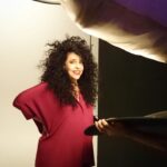 Gal Costa Instagram - Registros de 2015, no estúdio do Bob Wolfenson, enquanto ele fazia a capa de "Estratosférica". Minha ideia inicial era ter uma foto de Gal muito muito cabeluda, como se os cabelos fossem super poderes. E depois trabalhar a imagem, com raios e luzes e bichos e cores e pessoas e objetos saindo da cabeleira. Uma espécie de atualização da capa do álbum de 1969, criada pelo Helio Oiticica. Mas Gal se viu tão linda na foto do Bob que não deixou ninguém encostar. Ficou a foto como ela é. E ficou bonita.