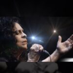 Gal Costa Instagram - #TBT Lançado em março de 2013 pela Universal Music, o CD e DVD “Recanto Ao Vivo “ traz 23 músicas captadas na gravação ao vivo feita no Theatro Net Rio, no Rio de Janeiro (RJ), em 8 e 9 de outubro de 2012. Dirigido por @caetanoveloso , o show Recanto se impôs como o melhor espetáculo musical de 2012 no Brasil. Além das composições de Caetano, o repertório traz ainda dois clássicos da MPB: Modinha de Gabriela, de Dorival Caymmi, e Um Dia de Domingo, de Michael Sullivan e Paulo Massadas. A direção geral é de Caetano e a direção de áudio de @morenoveloso, filho de Caetano e afilhado de Gal. O bom resultado é consequência do entrosamento de Gal com os músicos @pedrobaby1 (guitarra, violão e voz), @brunodilullo (baixo, violão e voz) e @_domenicolancellotti_ (baixo, mpc1000 e voz). “O entrosamento foi fatal, imediato, incrível. Um casamento perfeito”, contou Gal. Isso sem falar na intimidade com o palco do antigo Teatro Tereza Rachel, local em que ela eternizou Fa-Tal e Índia. “É um teatro que me traz boas e importantes recordações. Mudou bastante, está reformado. Antes parecia, literalmente, um pardieiro”, conta com humor. Tudo ambientado num cenário escuro com luz baixa, focada nos músicos. “Ela explicita a densidade do show, a minha interpretação, a performance dos músicos.” A inovação no repertório e nos arranjos foi uma necessidade da artista de produzir uma peça que fosse forte como expressão atual. “Considero um trabalho de vanguarda, principalmente o disco feito em estúdio. O show mantém a mesma estética musical, com outras canções que gravei no passado integradas. Para mim é um trabalho que me dá muita alegria”, afirmou a cantora. Gal analisa que ao longo dos anos sua voz foi se transformando de acordo com as mudanças de sua personalidade, acompanhando o seu temperamento que perdia a timidez. (Continua no comentário fixado)