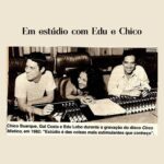 Gal Costa Instagram - Há 41 anos, era lançada a trilha sonora do espetáculo O Grande Circo Místico (Som Livre), baseado num poema de Jorge de Lima sobre a dinastia circense da família Knieps, criada originalmente para o Ballet Teatro Guaíra de Curitiba. A trilha criada por @oficialedulobo em parceria com @chicobuarque, conta com grandes nomes da música brasileira, como Gal Costa, Milton Nascimento, Simone, Gilberto Gil, Zizi Possi, Jane Duboc e Tim Maia. Gal ficou responsável por gravar a faixa “A história de Lily Brawn”, uma recriação a partir do poema de Jorge de Lima, publicado no Túnica Inconsútil, de 1938. No original, Lily Braun é uma deslocadora, com um santo tatuado no ventre. Chico faz a própria Lily contar sua história: “Como num romance /O homem dos meus sonhos / Me apareceu no dancing / Era mais um / Só que num relance / Os seus olhos me chuparam / Feito um zoom”. O espetáculo e a trilha sonora atravessam gerações e canções como “Ciranda da Bailarina” e “Beatriz” são sucessos de público até hoje. Edu Lobo fala sobre músicas criadas para espetáculo O Grande Circo Místico: “A escolha dos artistas deste projeto surgiu das próprias canções: elas é que comandaram as decisões. A convivência nas gravações foi, como sempre, a melhor possível. Sem falsa modéstia, acho que foi um belo trabalho”. Fonte: Revista Veja / G1 / FB AcervoGalCosta / @evangelinamaffei #GalCosta #EquipeGal